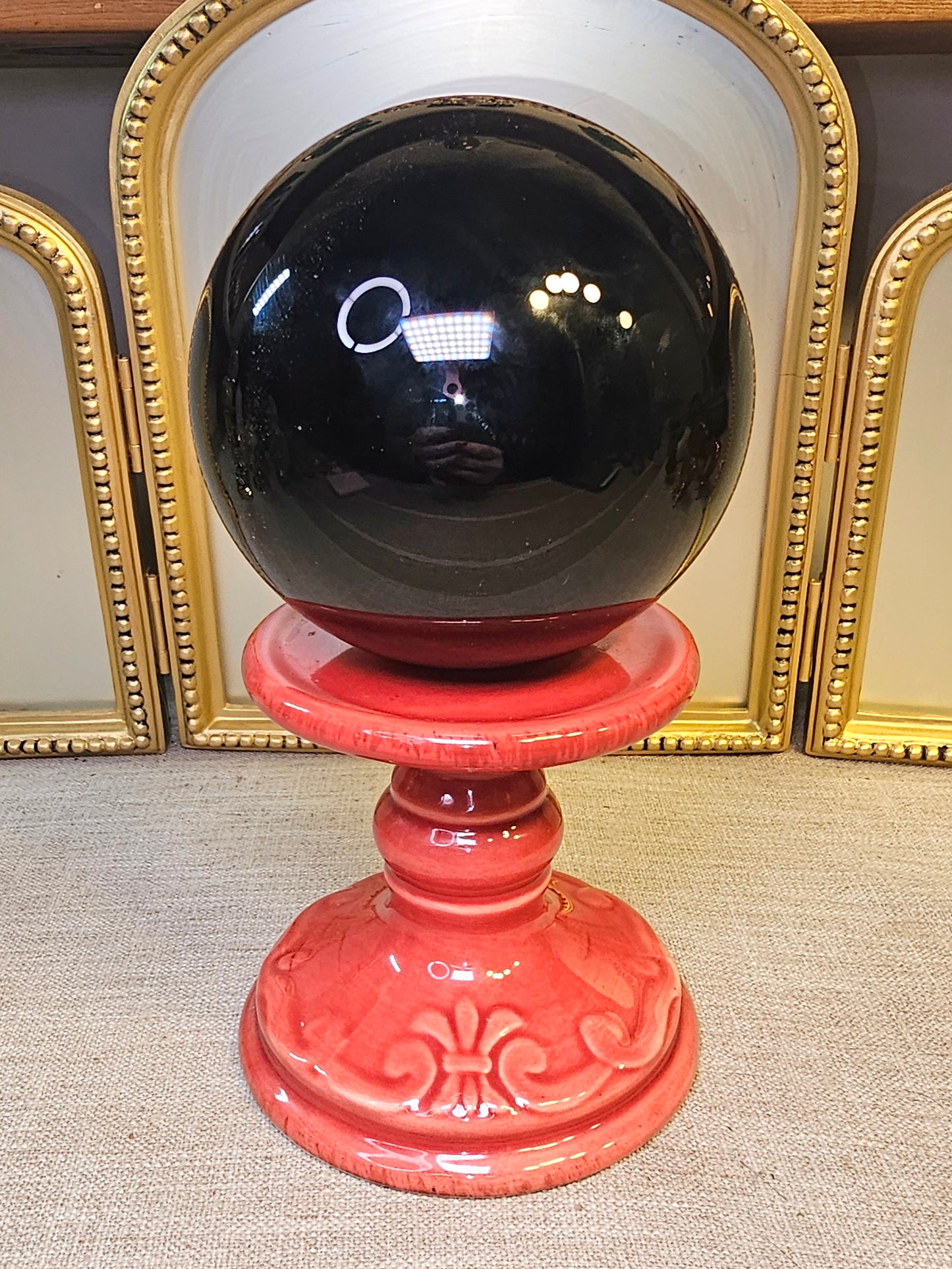 Red ceramic pedestal stand da